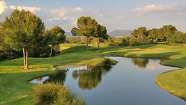 Nur ein paar Schritte bis zum Abschlag. Nur ein paar Schritte bis zum Abschlag.